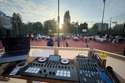 Miniature DJ La Queue-les-Yvelines (Yvelines) - DJ Braz #3 Main ajustant les réglages sur une table de mixage DJ illuminée par des lumières colorées.