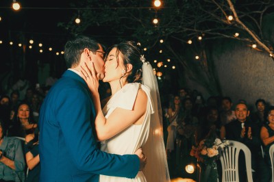 Miniature DJ La Queue-les-Yvelines (Yvelines) - DJ Braz #2 Main ajustant les réglages sur une table de mixage DJ illuminée par des lumières colorées.