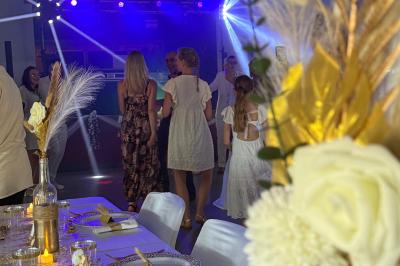 Miniature DJ La Queue-les-Yvelines (Yvelines) - DJ Braz #16 Main ajustant des réglages sur une table de mixage DJ lumineuse avec des écrans et des boutons colorés.