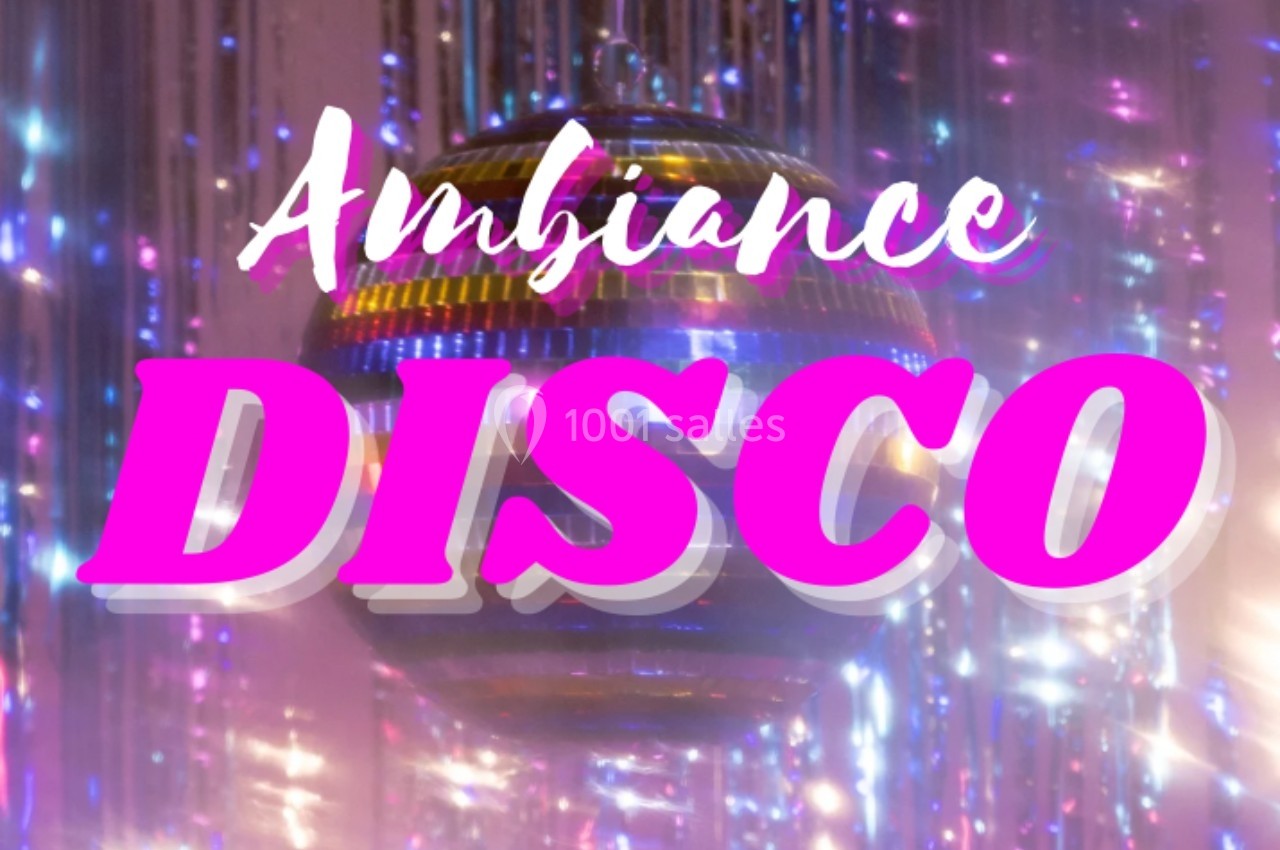 Boule à facettes dorée suspendue avec des lumières scintillantes et le texte ’Ambiance Disco’ en rose et blanc.