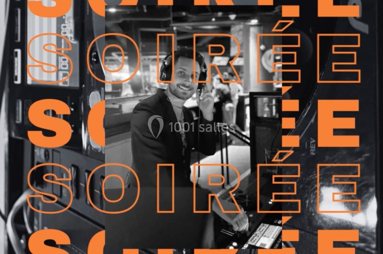 Homme souriant en costume dans un environnement festif, entouré d'éléments graphiques avec le mot ’SOIRÉE’.