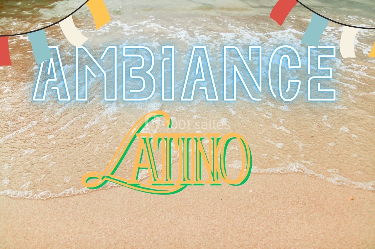 Texte ’Ambiance Latino’ sur fond de plage avec vagues et guirlandes colorées suspendues en haut de l'image.