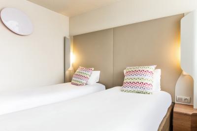 Buffet de viennoiseries et pains variés disposés sur un comptoir noir avec jus de fruits en arrière-plan.