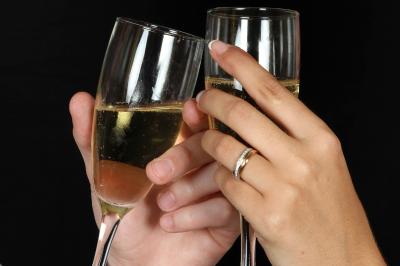 Un couple en tenue de mariage danse sur une place pavée devant un bâtiment historique.
