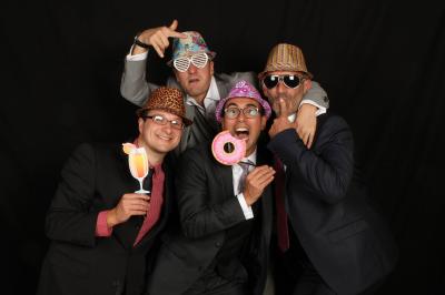 Un couple en tenue de mariage danse sur une place pavée devant un bâtiment historique.