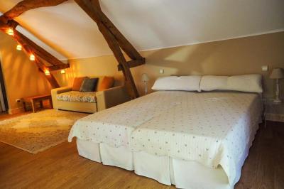 Miniature Location salle Bouesse (Indre) - Chateau de Bouesse en Berry #24 Vase de pivoines roses sur une table en bois, entouré de livres, chandeliers et fauteuils dans un salon élégant.