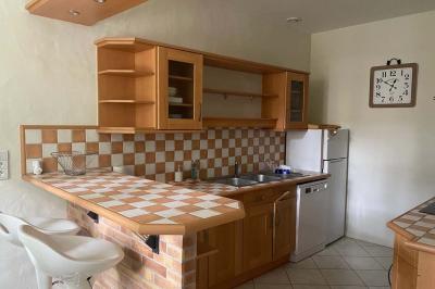 Miniature Location salle Bouesse (Indre) - Chateau de Bouesse en Berry #28 Vase de pivoines roses sur une table en bois, entouré de livres, chandeliers et fauteuils dans un salon élégant.