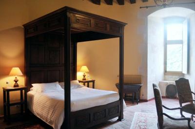 Miniature Location salle Bouesse (Indre) - Chateau de Bouesse en Berry #37 Vase de pivoines roses sur une table en bois, entouré de livres, chandeliers et fauteuils dans un salon élégant.