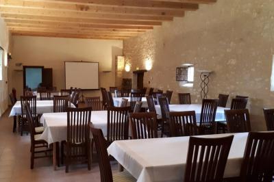 Miniature Location salle Bouesse (Indre) - Chateau de Bouesse en Berry #10 Vase de pivoines roses sur une table en bois, entouré de livres, chandeliers et fauteuils dans un salon élégant.