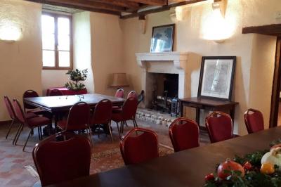 Miniature Location salle Bouesse (Indre) - Chateau de Bouesse en Berry #13 Vase de pivoines roses sur une table en bois, entouré de livres, chandeliers et fauteuils dans un salon élégant.