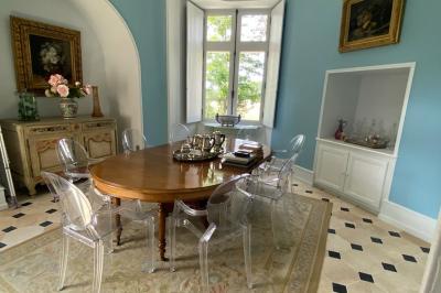 Miniature Location salle Bouesse (Indre) - Chateau de Bouesse en Berry #35 Vase de pivoines roses sur une table en bois, entouré de livres, chandeliers et fauteuils dans un salon élégant.