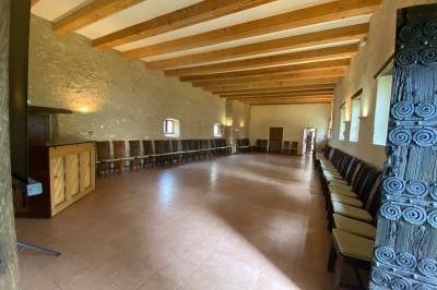 Miniature Location salle Bouesse (Indre) - Chateau de Bouesse en Berry #50 Vase de pivoines roses sur une table en bois, entouré de livres, chandeliers et fauteuils dans un salon élégant.