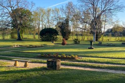 Miniature Location salle Bouesse (Indre) - Chateau de Bouesse en Berry #59 Vase de pivoines roses sur une table en bois, entouré de livres, chandeliers et fauteuils dans un salon élégant.