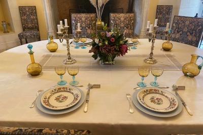 Miniature Location salle Bouesse (Indre) - Chateau de Bouesse en Berry #61 Vase de pivoines roses sur une table en bois, entouré de livres, chandeliers et fauteuils dans un salon élégant.