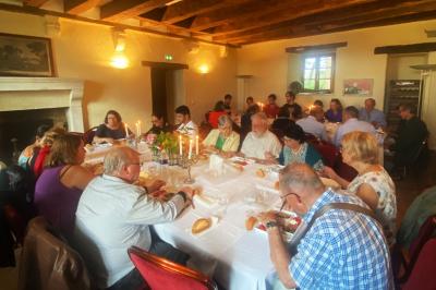 Miniature Location salle Bouesse (Indre) - Chateau de Bouesse en Berry #84 Vase de pivoines roses sur une table en bois, entouré de livres, chandeliers et fauteuils dans un salon élégant.
