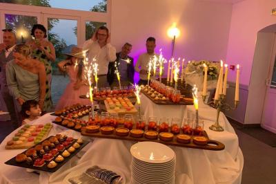 Assiette de légumes variés dressés avec soin, comprenant asperges, carottes, chou-fleur, roquette et sauce décorative.