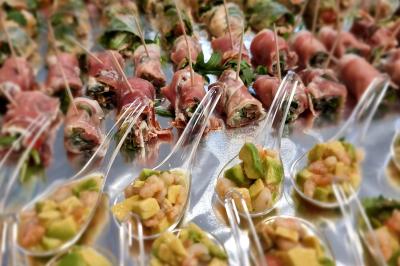 Assiette de légumes variés dressés avec soin, comprenant asperges, carottes, chou-fleur, roquette et sauce décorative.