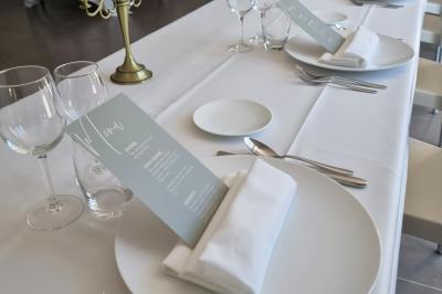 Assiette de légumes variés dressés avec soin, comprenant asperges, carottes, chou-fleur, roquette et sauce décorative.