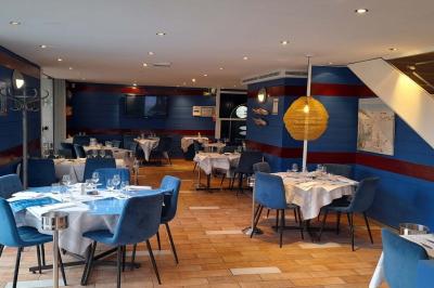 Miniature Location salle Lille (Nord) - La Criée Lomme #7 Des personnes se servent à un buffet en plein air, avec un chef en tenue blanche préparant des plats.