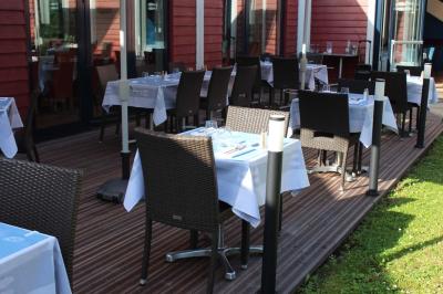 Miniature Location salle Lille (Nord) - La Criée Lomme #11 Des personnes se servent à un buffet en plein air, avec un chef en tenue blanche préparant des plats.