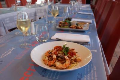 Miniature Location salle Lille (Nord) - La Criée Lomme #8 Des personnes se servent à un buffet en plein air, avec un chef en tenue blanche préparant des plats.
