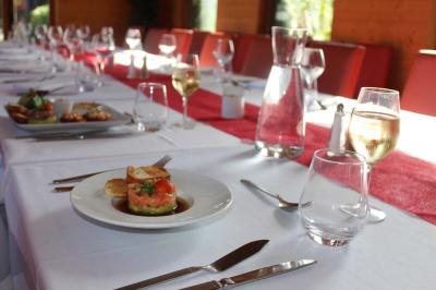 Miniature Location salle Lille (Nord) - La Criée Lomme #14 Des personnes se servent à un buffet en plein air, avec un chef en tenue blanche préparant des plats.