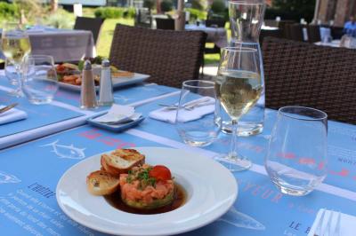 Miniature Location salle Lille (Nord) - La Criée Lomme #15 Des personnes se servent à un buffet en plein air, avec un chef en tenue blanche préparant des plats.