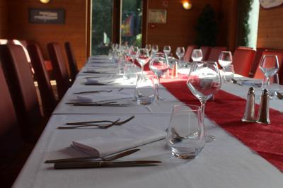 Miniature Location salle Lille (Nord) - La Criée Lomme #16 Des personnes se servent à un buffet en plein air, avec un chef en tenue blanche préparant des plats.