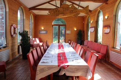 Miniature Location salle Lille (Nord) - La Criée Lomme #5 Des personnes se servent à un buffet en plein air, avec un chef en tenue blanche préparant des plats.