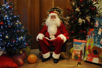 Deux personnes assises dans un buggy bleu en extérieur, discutant et manipulant des objets, avec un homme debout à côté.