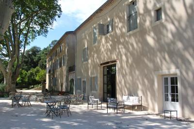 Miniature Location salle Cornillon (Gard) - Château de l’Olivete #3 Olivier devant le toit de l'ancien pigeonnier