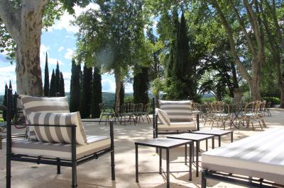 Miniature Location salle Cornillon (Gard) - Château de l’Olivete #13 Olivier devant le toit de l'ancien pigeonnier