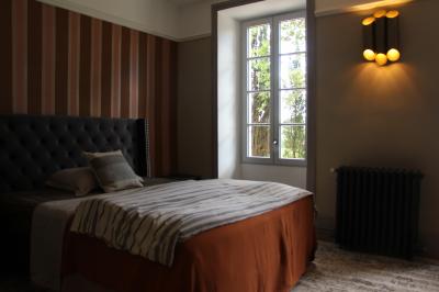 Miniature Location salle Cornillon (Gard) - Château de l’Olivete #9 Olivier devant le toit de l'ancien pigeonnier