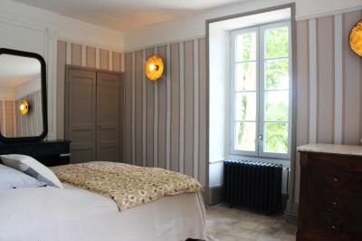 Miniature Location salle Cornillon (Gard) - Château de l’Olivete #10 Olivier devant le toit de l'ancien pigeonnier