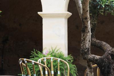 Miniature Location salle Cornillon (Gard) - Château de l’Olivete #15 Olivier devant le toit de l'ancien pigeonnier