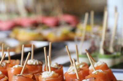 Miniature Location salle Cornillon (Gard) - Château de l’Olivete #16 Olivier devant le toit de l'ancien pigeonnier