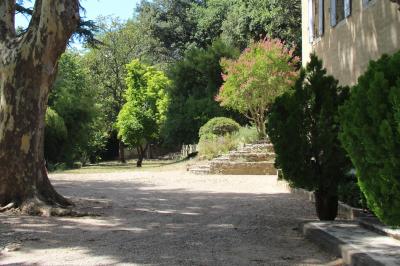 Miniature Esplanade du jardin pour vos repas (avant réfection) Olivier devant le toit de l'ancien pigeonnier