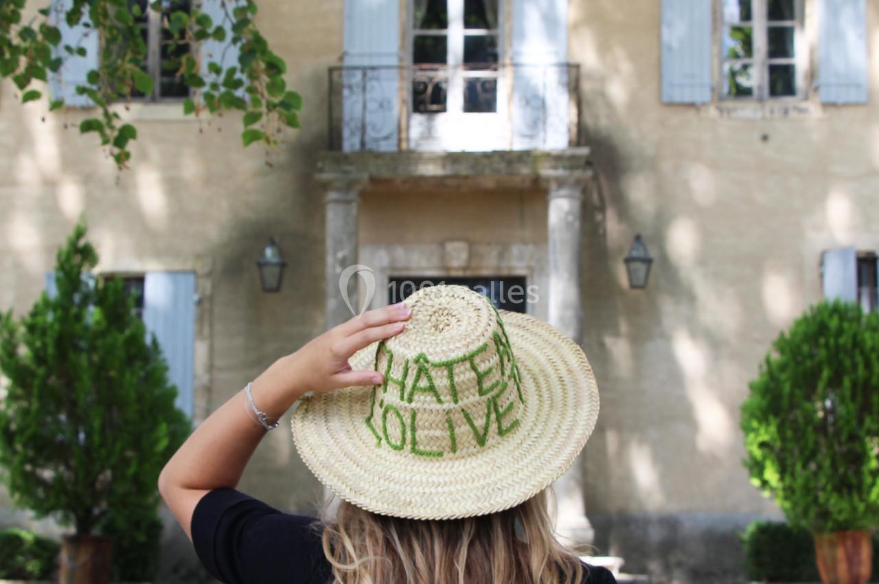 Votre interlocutrice devant la façade du Château avant rénovation. Objectif travaux : allier confort, sécurité et modernité tout en gardant l’âme et le charme de la bâtisse.