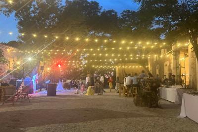 Miniature Location salle Agde (Hérault) - Domaine des Barrettes  #11 Chambre lumineuse avec deux lits simples, un bureau, une armoire en bois et une fenêtre donnant sur un jardin.
