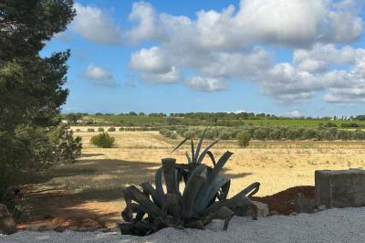 Miniature Location salle Agde (Hérault) - Domaine des Barrettes  #13 Chambre lumineuse avec deux lits simples, un bureau, une armoire en bois et une fenêtre donnant sur un jardin.