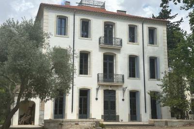Miniature Location salle Agde (Hérault) - Domaine des Barrettes  #23 Chambre lumineuse avec deux lits simples, un bureau, une armoire en bois et une fenêtre donnant sur un jardin.
