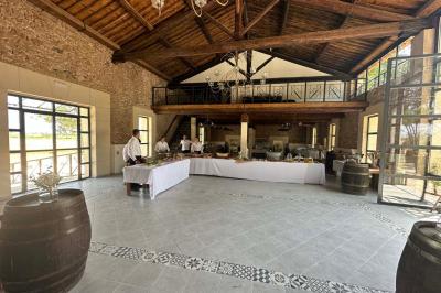 Miniature Location salle Agde (Hérault) - Domaine des Barrettes  #5 Chambre lumineuse avec deux lits simples, un bureau, une armoire en bois et une fenêtre donnant sur un jardin.