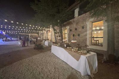 Miniature Location salle Agde (Hérault) - Domaine des Barrettes  #12 Chambre lumineuse avec deux lits simples, un bureau, une armoire en bois et une fenêtre donnant sur un jardin.