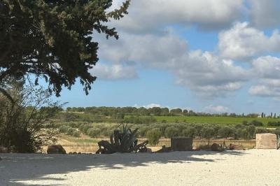 Miniature Location salle Agde (Hérault) - Domaine des Barrettes  #24 Chambre lumineuse avec deux lits simples, un bureau, une armoire en bois et une fenêtre donnant sur un jardin.
