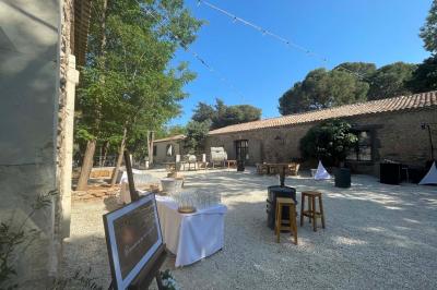Miniature Location salle Agde (Hérault) - Domaine des Barrettes  #9 Chambre lumineuse avec deux lits simples, un bureau, une armoire en bois et une fenêtre donnant sur un jardin.