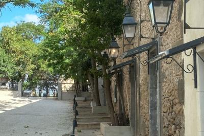 Miniature Location salle Agde (Hérault) - Domaine des Barrettes  #14 Chambre lumineuse avec deux lits simples, un bureau, une armoire en bois et une fenêtre donnant sur un jardin.