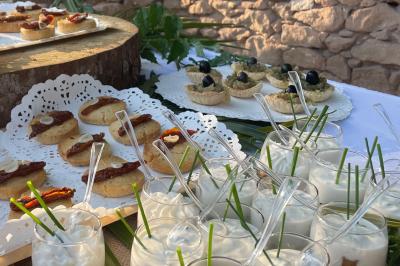 Miniature Location salle Agde (Hérault) - Domaine des Barrettes  #6 Chambre lumineuse avec deux lits simples, un bureau, une armoire en bois et une fenêtre donnant sur un jardin.
