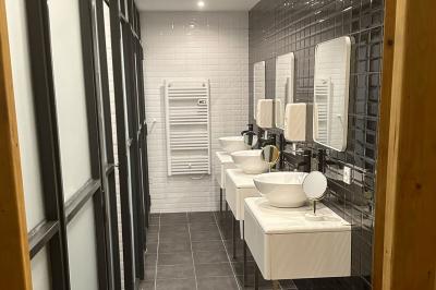 Miniature Location salle Agde (Hérault) - Domaine des Barrettes  #21 Chambre lumineuse avec deux lits simples, un bureau, une armoire en bois et une fenêtre donnant sur un jardin.