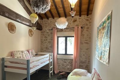 Miniature Location salle Agde (Hérault) - Domaine des Barrettes  #17 Chambre lumineuse avec deux lits simples, un bureau, une armoire en bois et une fenêtre donnant sur un jardin.