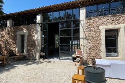 Miniature Location salle Agde (Hérault) - Domaine des Barrettes  #2 Chambre lumineuse avec deux lits simples, un bureau, une armoire en bois et une fenêtre donnant sur un jardin.